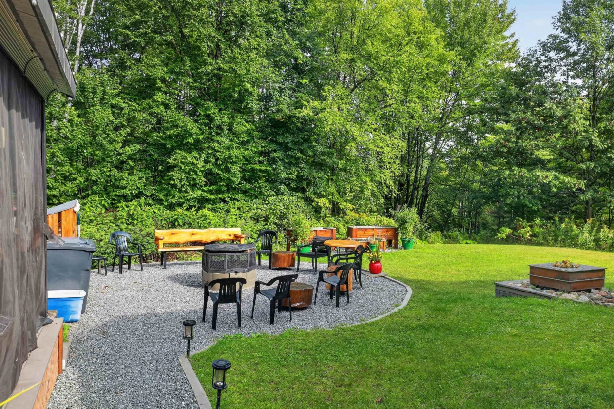 Cour — 1207 Route 321, Duhamel