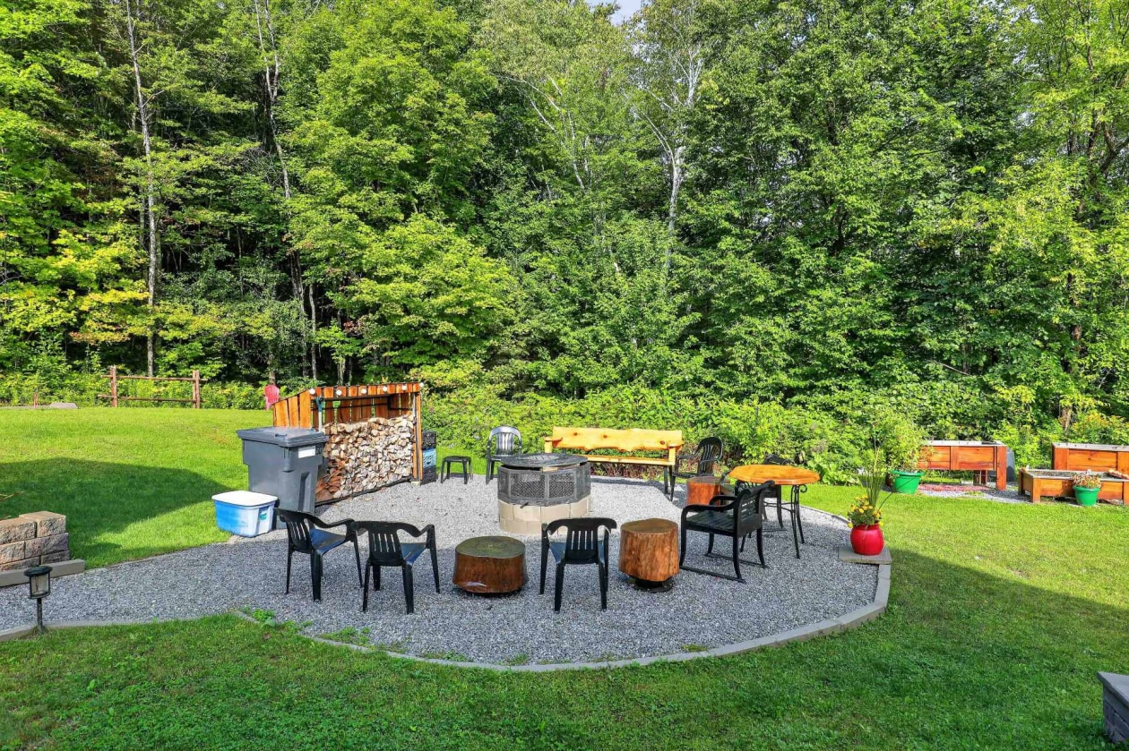 Cour — 1207 Route 321, Duhamel