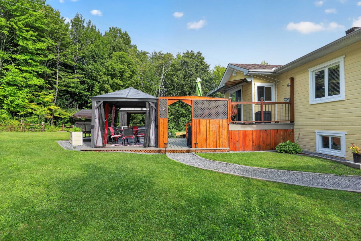Cour — 1207 Route 321, Duhamel