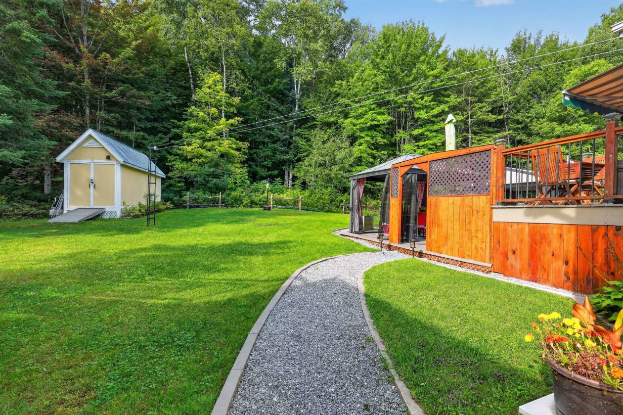 Cour — 1207 Route 321, Duhamel