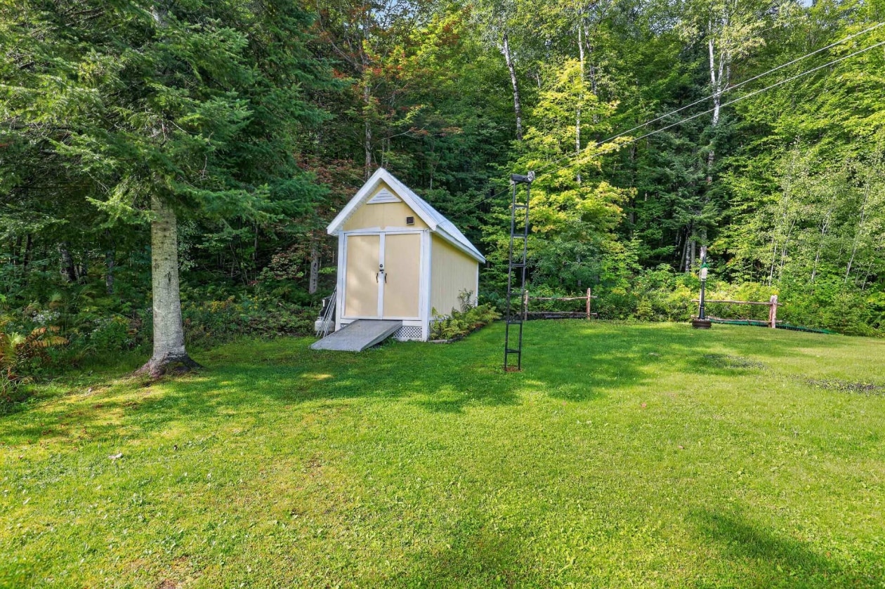 Cour — 1207 Route 321, Duhamel