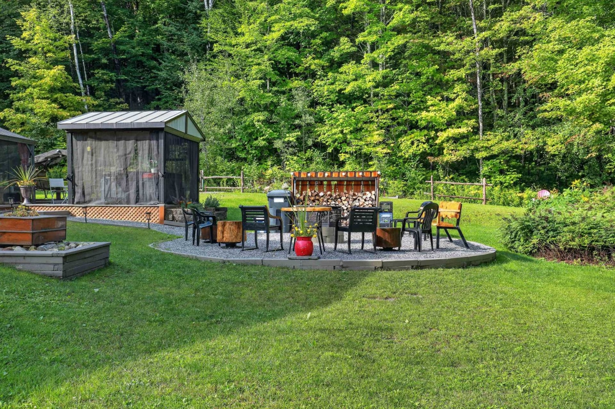 Cour — 1207 Route 321, Duhamel