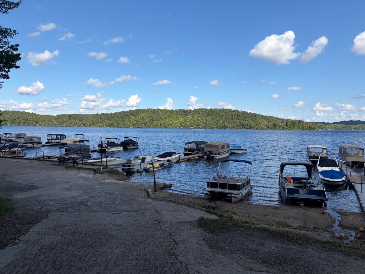 Accès au plan d'eau — Ch. du Tour-du-Lac, Lac-Simon