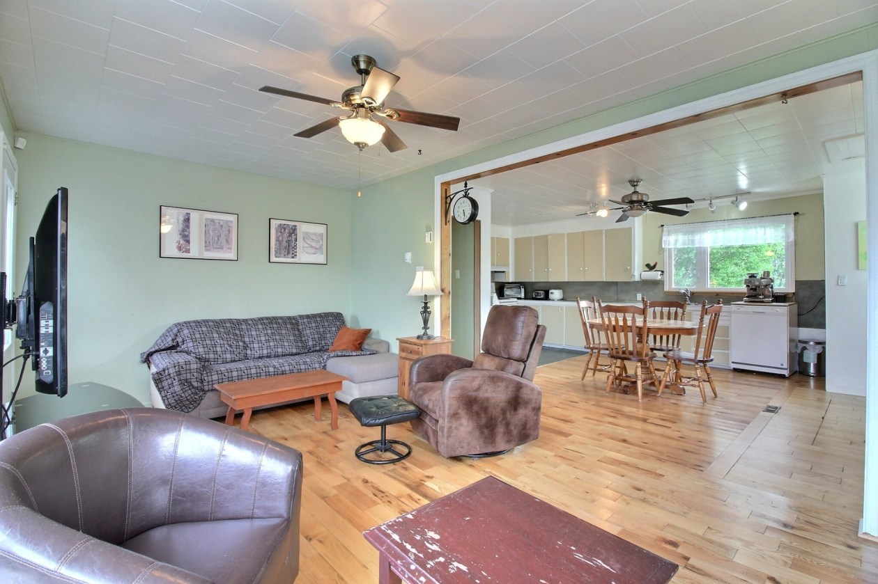 Salon — 86 Route 132 O., Percé