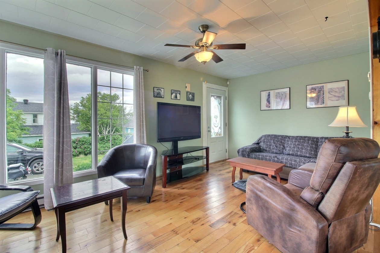 Salon — 86 Route 132 O., Percé