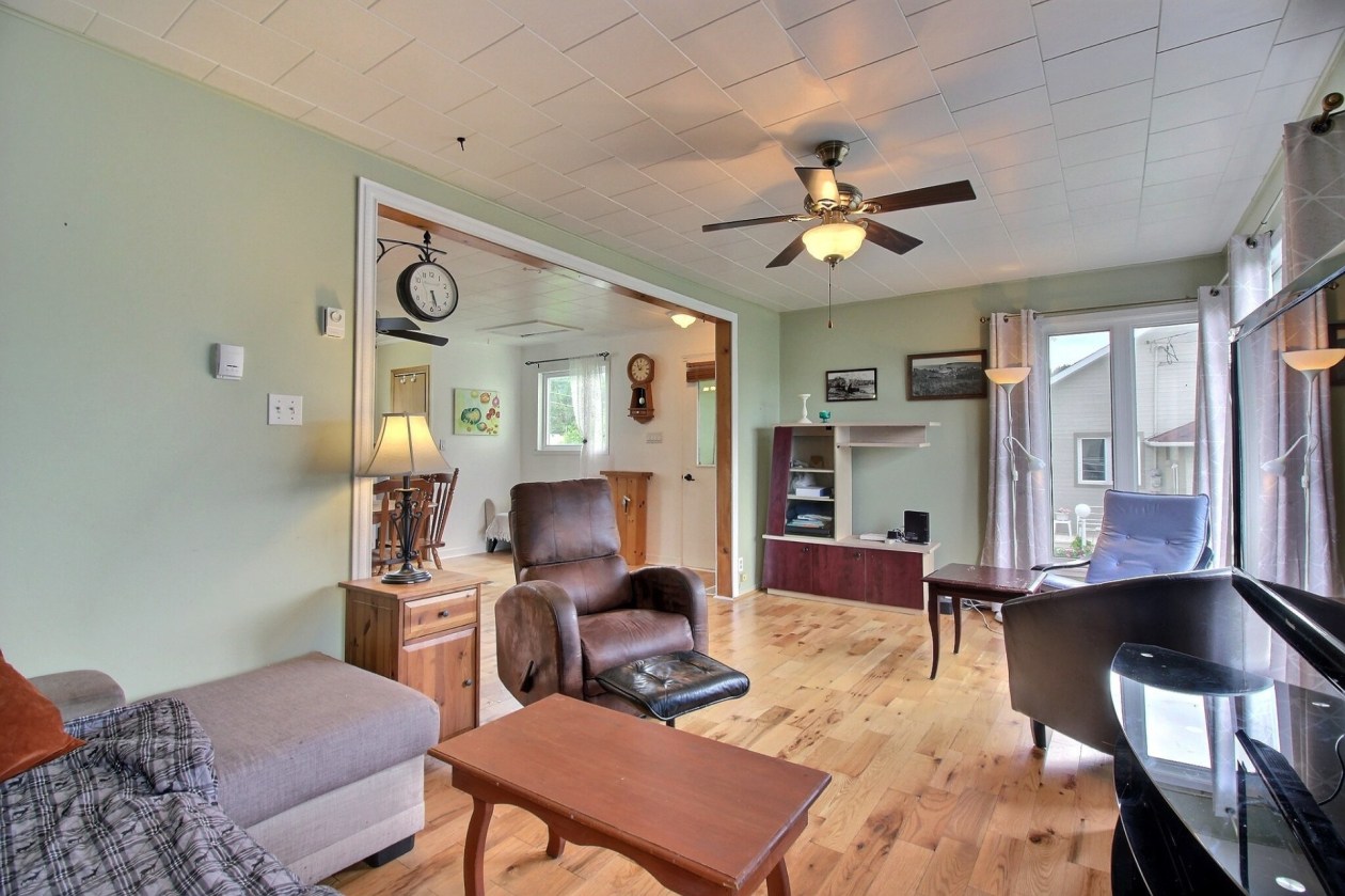 Salon — 86 Route 132 O., Percé
