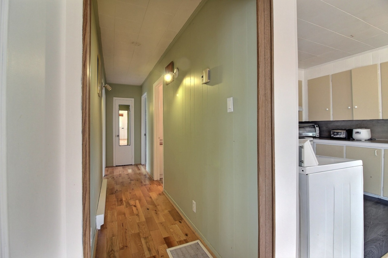 Corridor — 86 Route 132 O., Percé