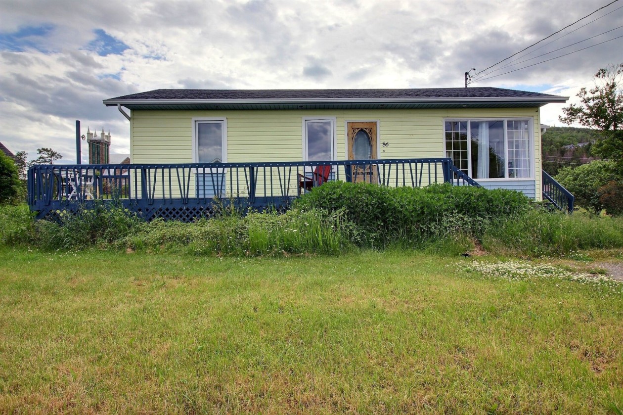 Façade — 86 Route 132 O., Percé
