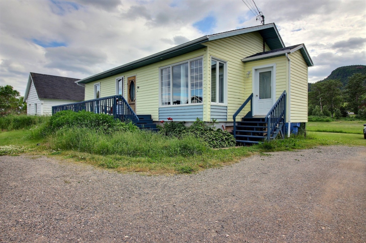 Façade — 86 Route 132 O., Percé