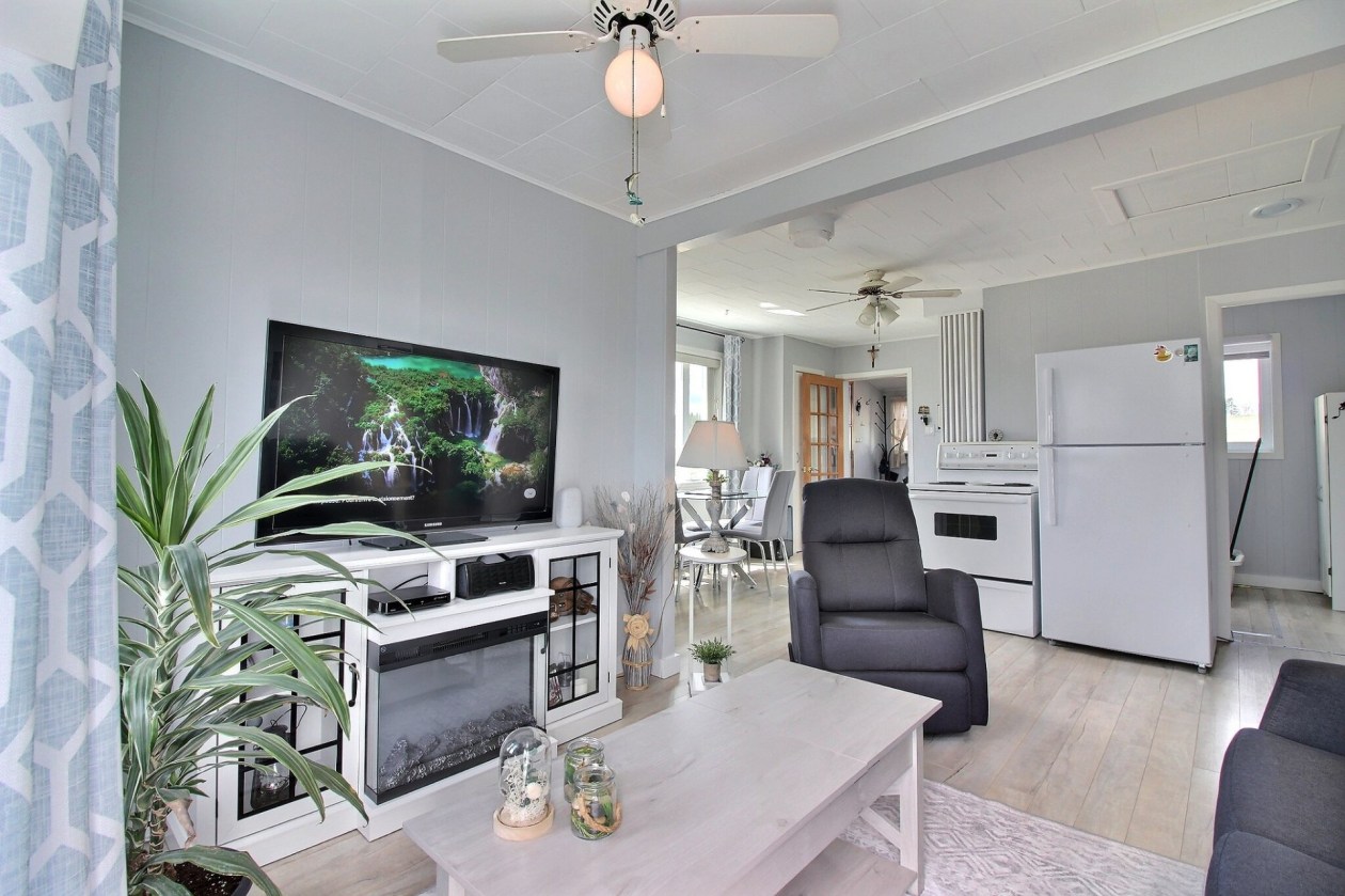 Salon — 1160, 2e Rang, Percé, G0C1G0, Percé