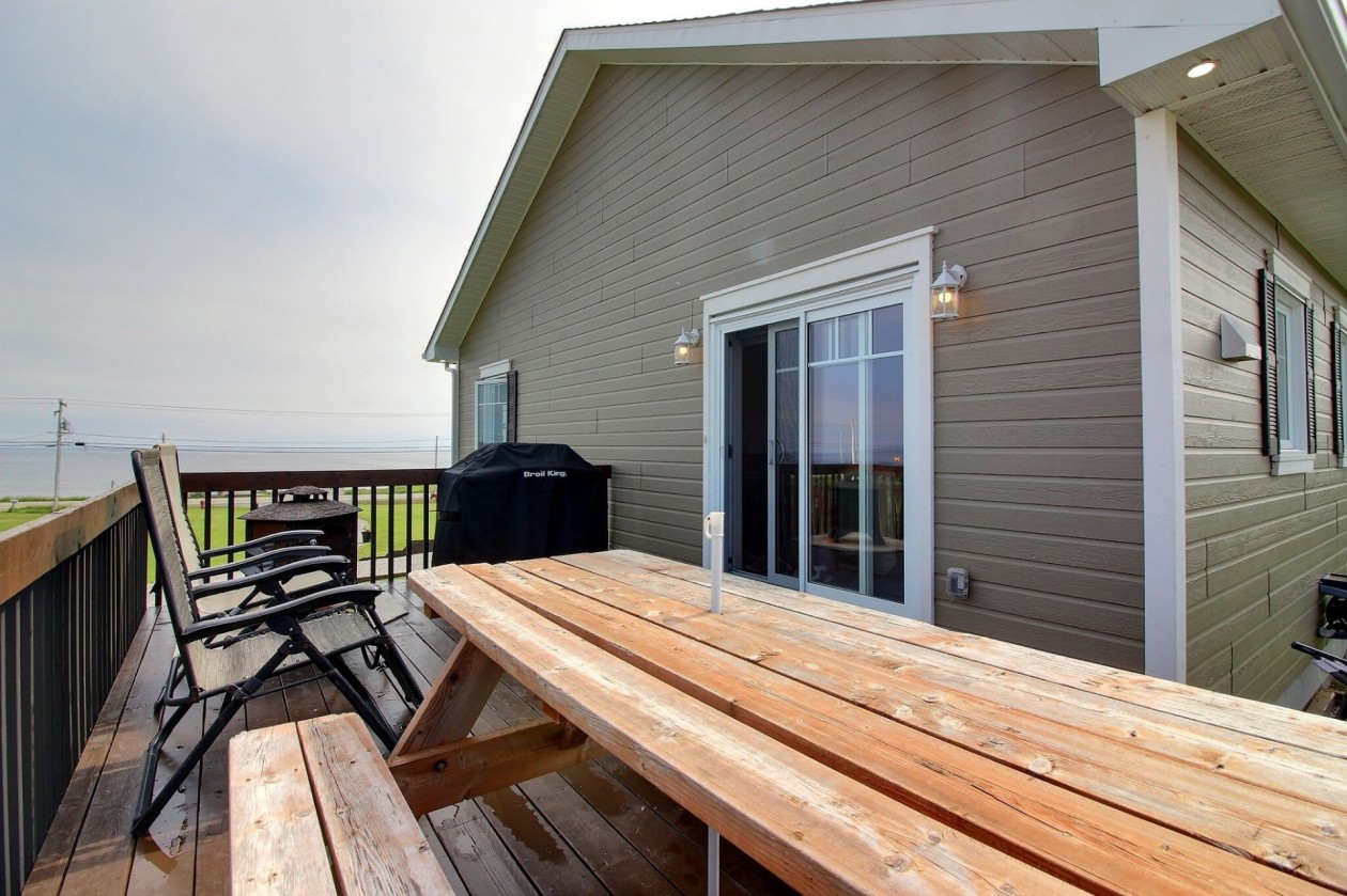 Terrasse — 554 Route 132 O., Percé