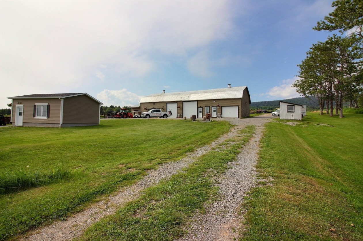 Grange — 554 Route 132 O., Percé