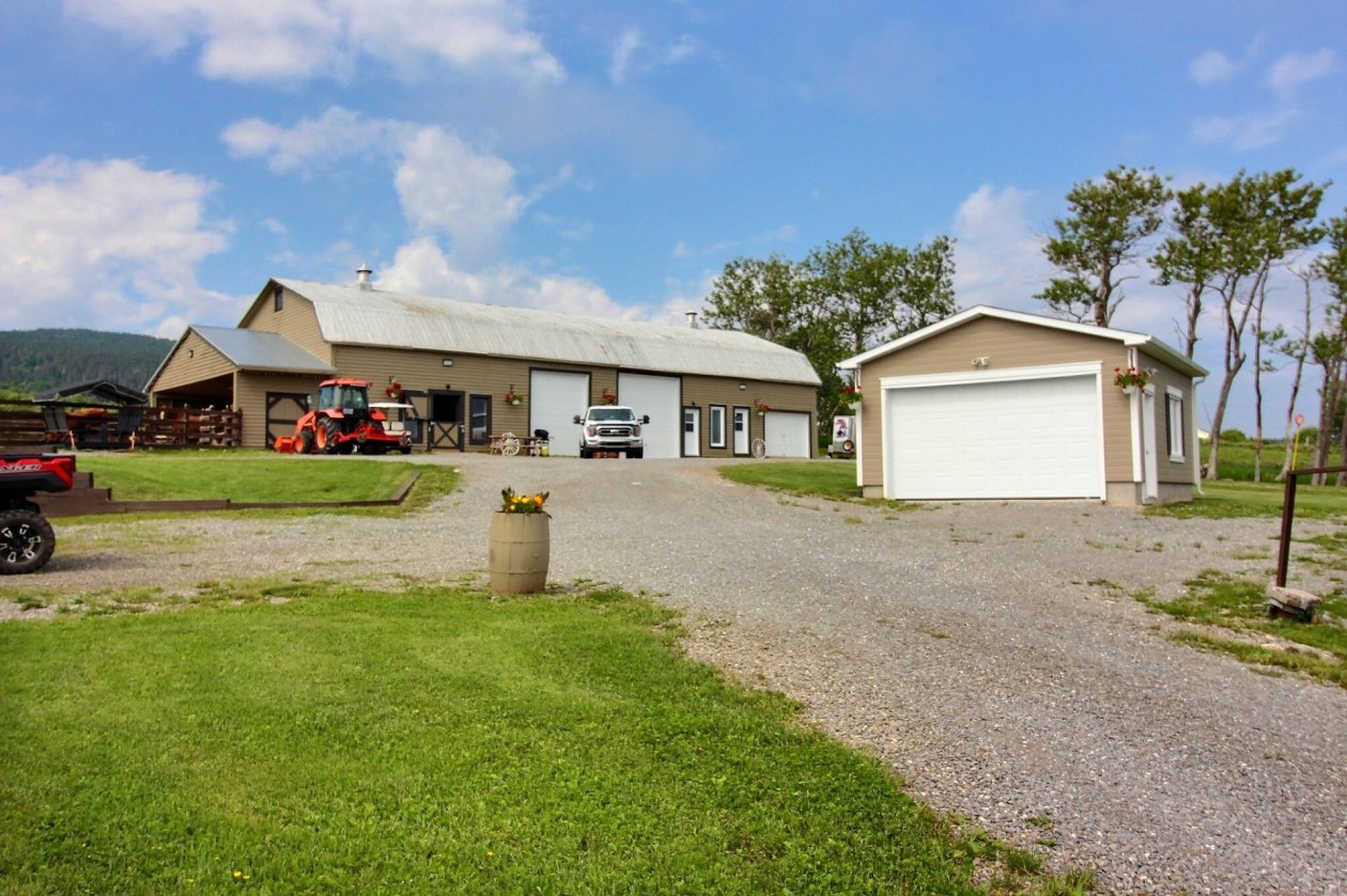 Garage — 554 Route 132 O., Percé