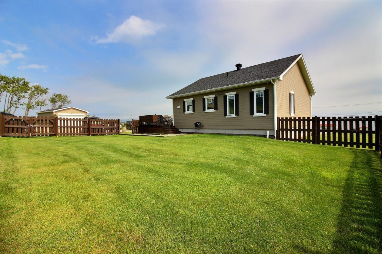 Cour — 554 Route 132 O., Percé