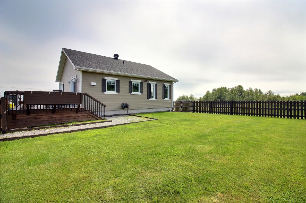 Cour — 554 Route 132 O., Percé