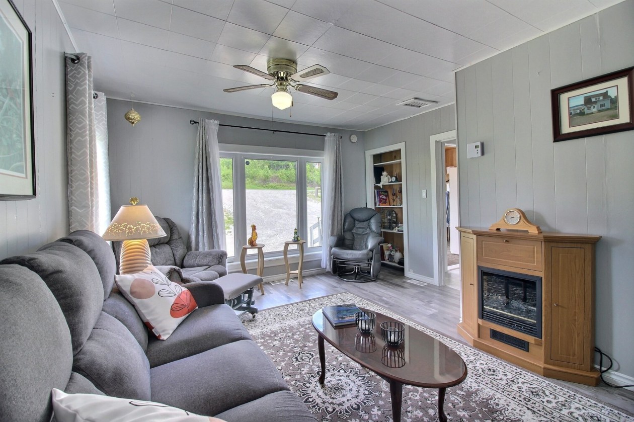Salon — 963 Route 132 E., Percé