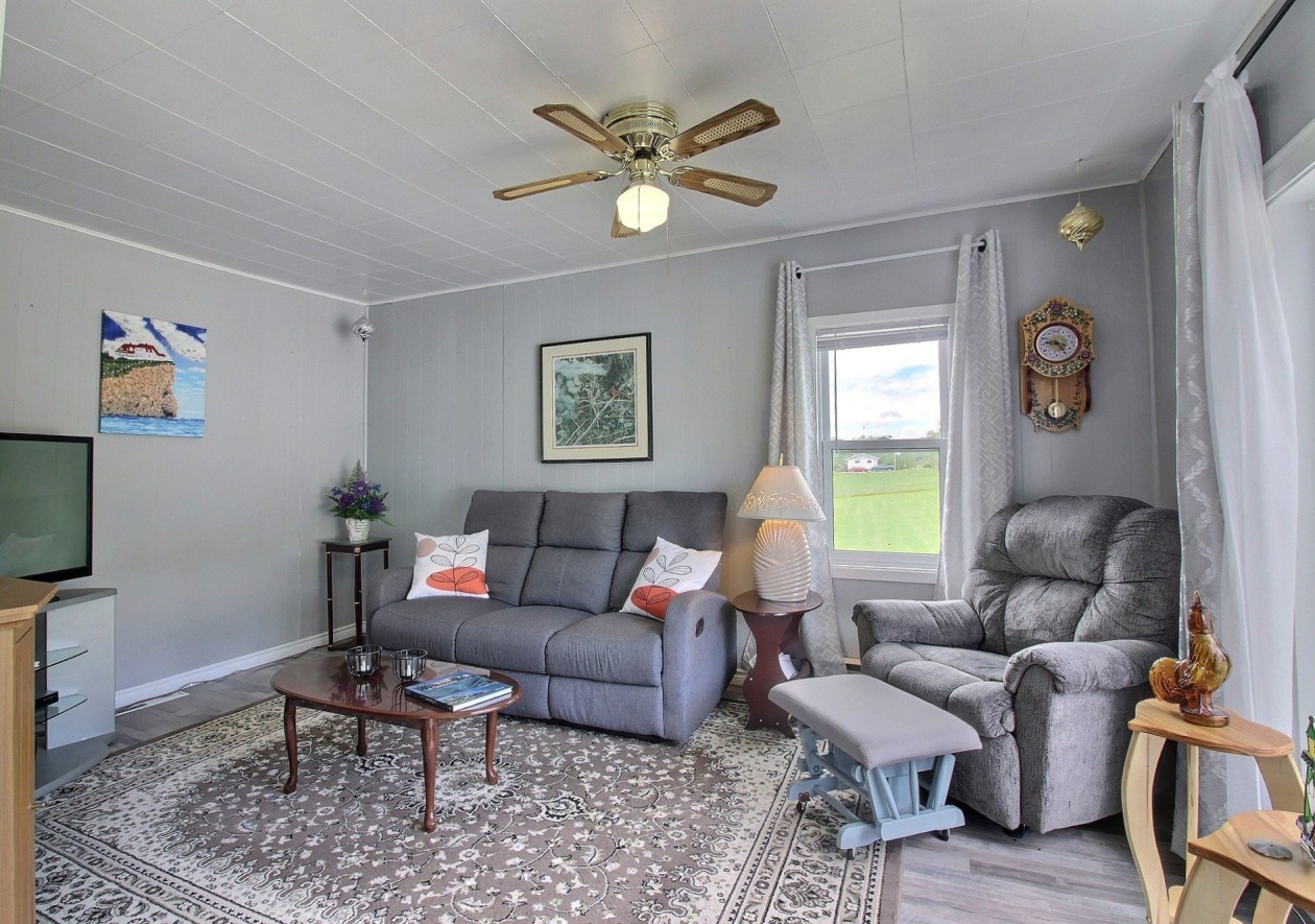 Salon — 963 Route 132 E., Percé