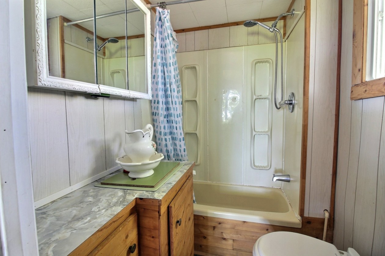 Bathroom — Ch. du Lac-Sept-Îles, Chandler