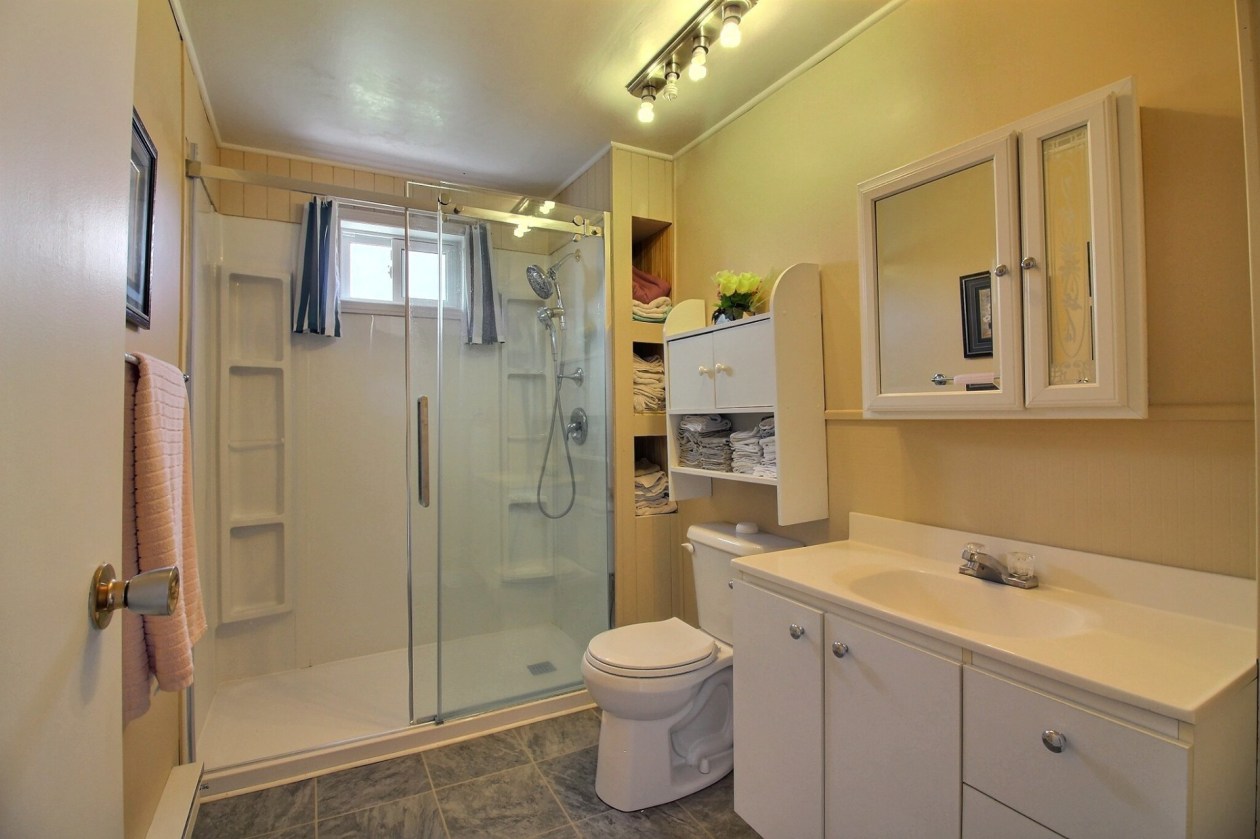 Salle de bains — 963 Route 132 E., Percé
