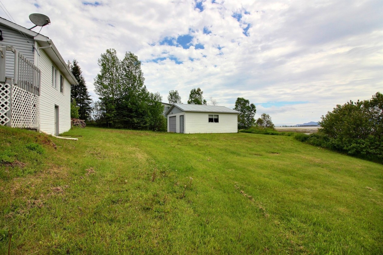 Garage — 963 Route 132 E., Percé