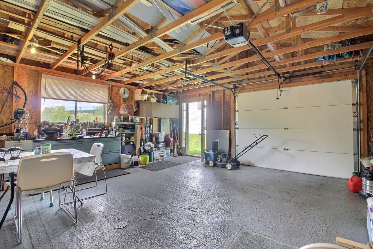 Garage — 963 Route 132 E., Percé