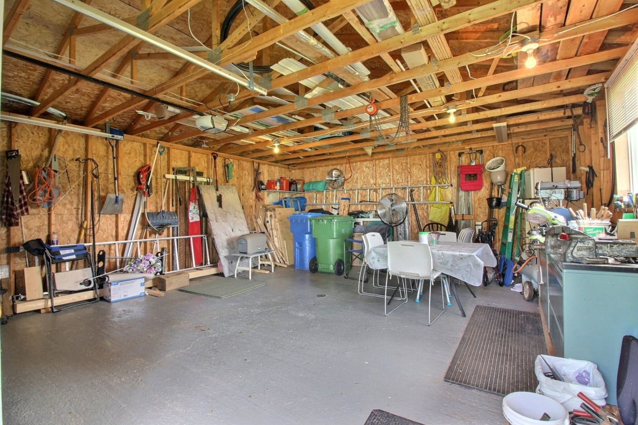 Garage — 963 Route 132 E., Percé