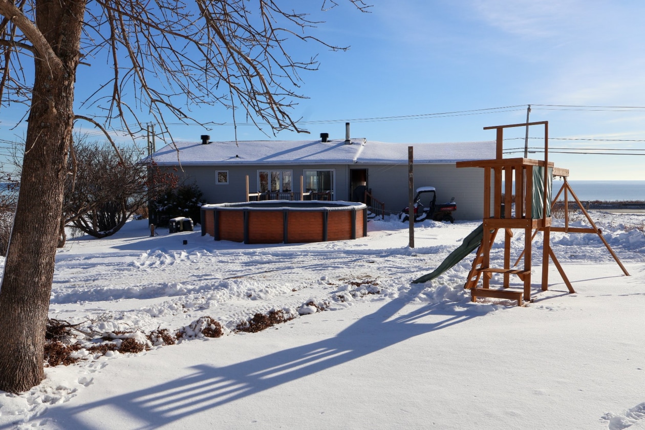 Cour — 804 Route 132 O., Percé