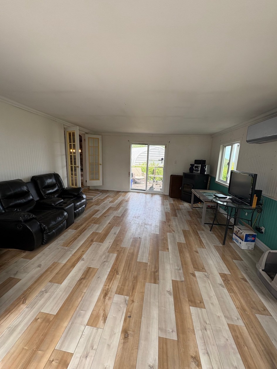 Salon — 9 Rue Dunn, Gaspé