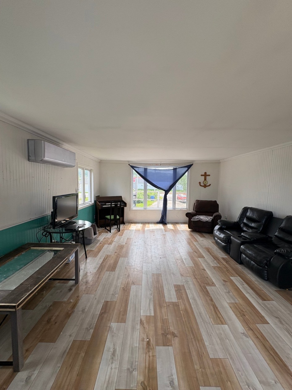 Salon — 9 Rue Dunn, Gaspé