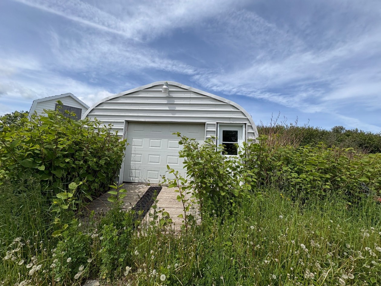 Garage — 9 Rue Dunn, Gaspé