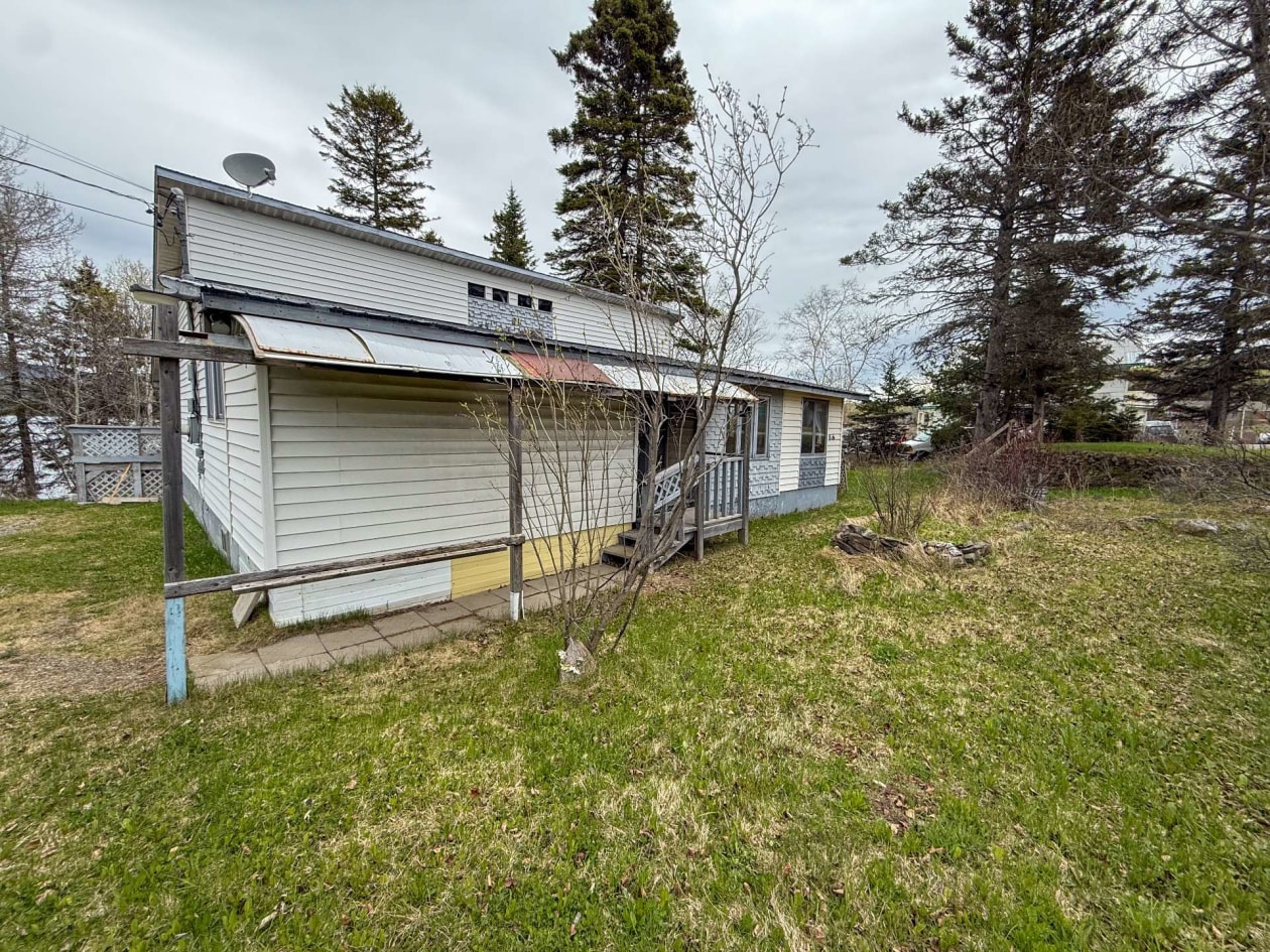 Entrée extérieure — 816 Boul. de la Pointe-Navarre, Gaspé