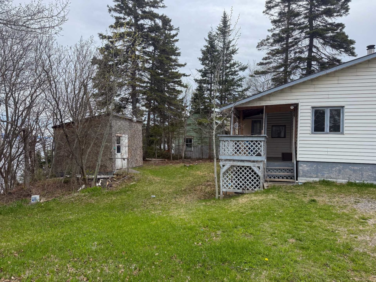 Cour — 816 Boul. de la Pointe-Navarre, Gaspé