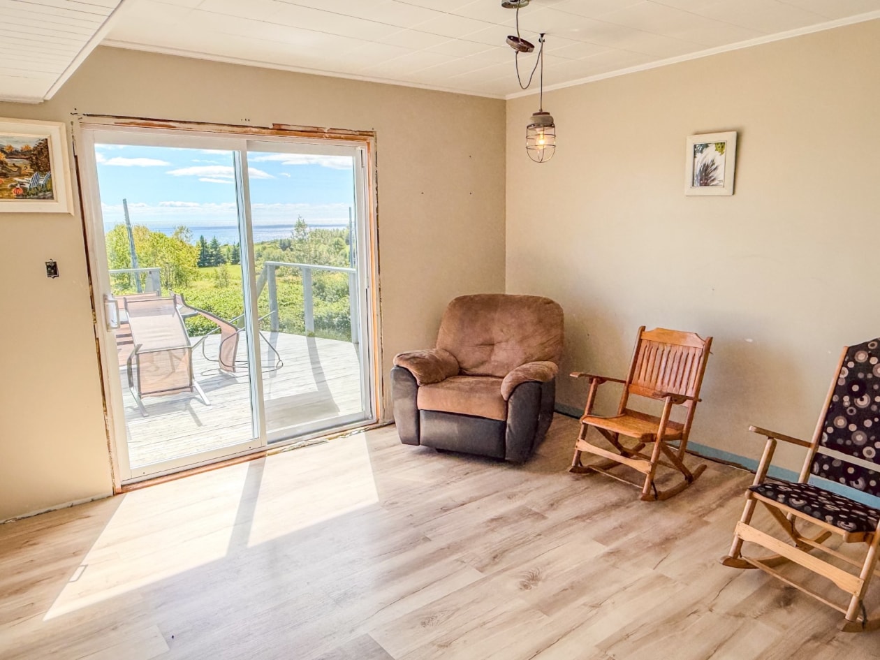 Salon — 132 Route 132 E., Port-Daniel/Gascons