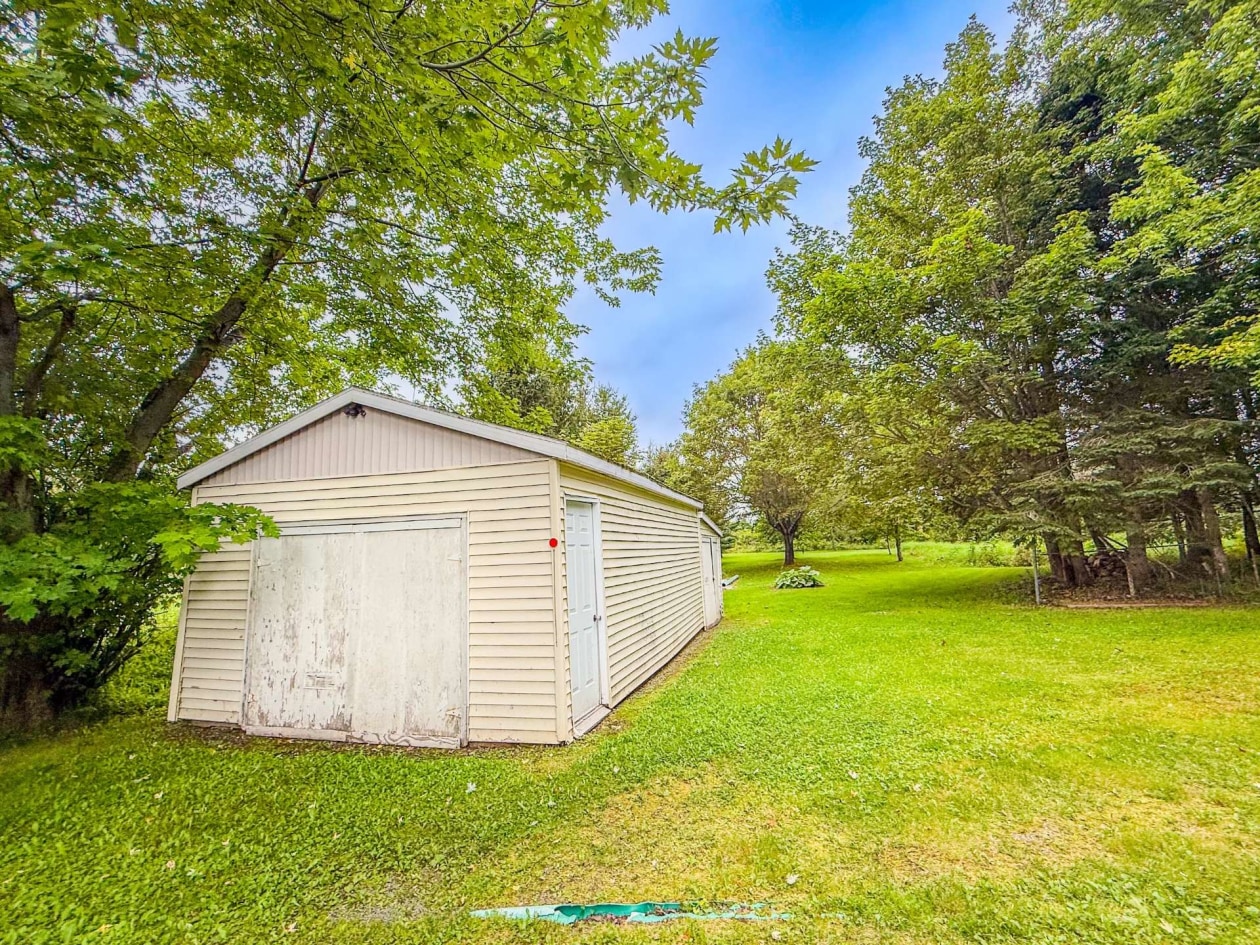 Garage — 318 Grande Allée Ouest, Grande-Rivière