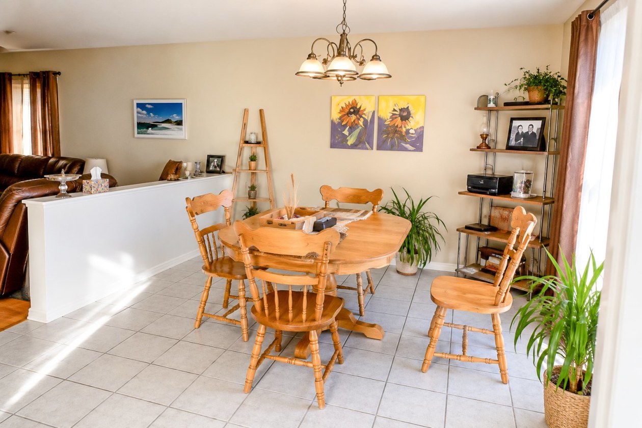 Salle à manger — 318 Grande Allée Ouest, Grande-Rivière