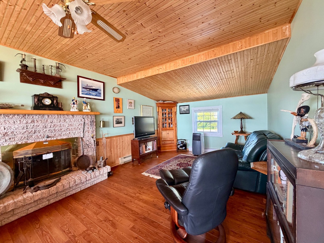 Salon — 81 Rue de la Plage, Gaspé