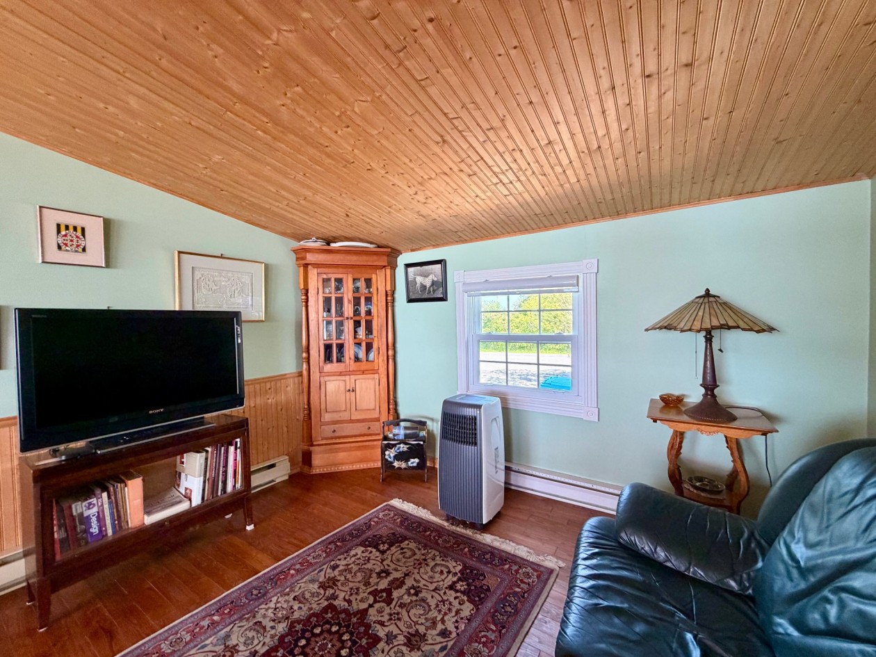 Salon — 81 Rue de la Plage, Gaspé