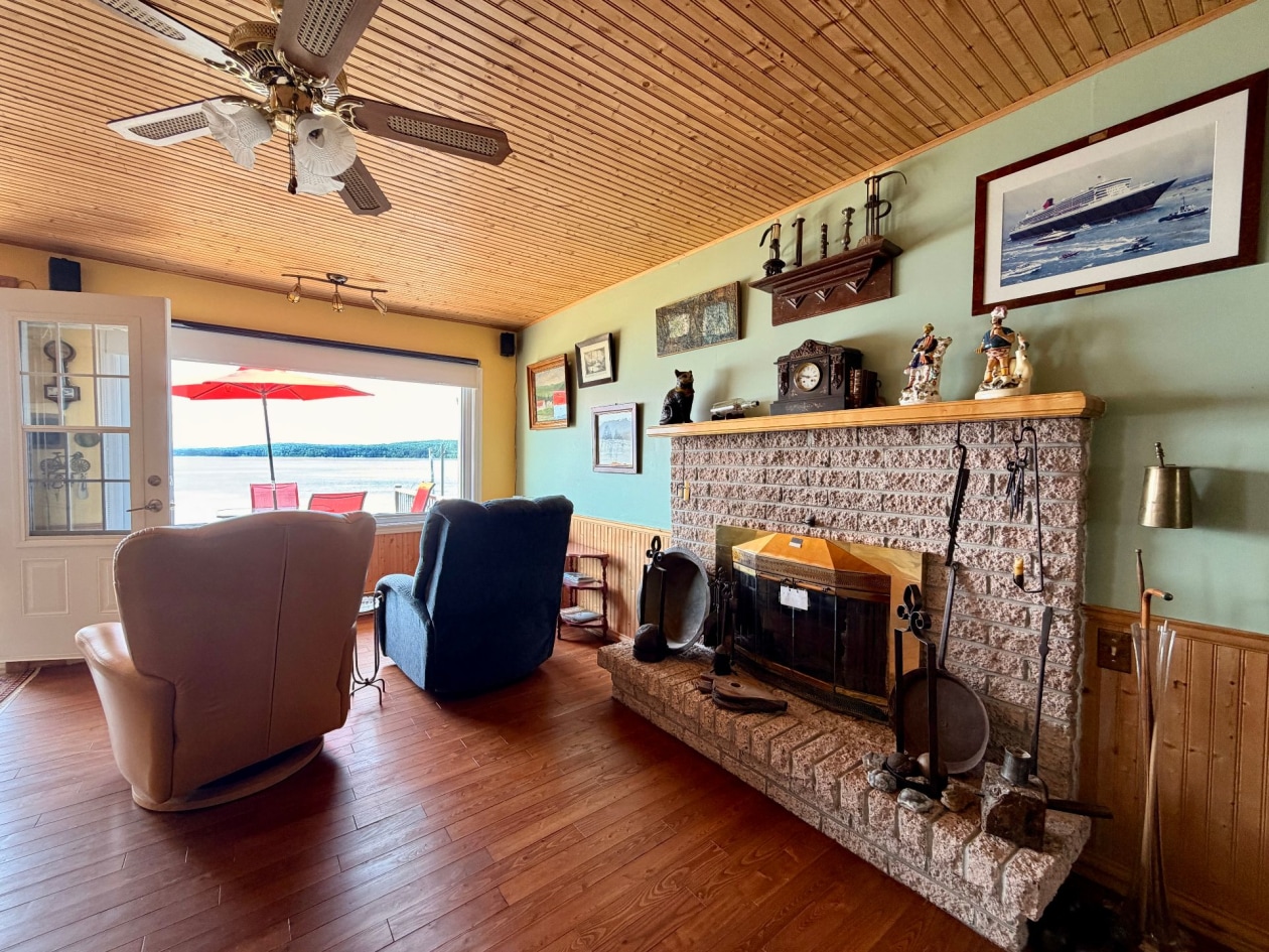 Salon — 81 Rue de la Plage, Gaspé