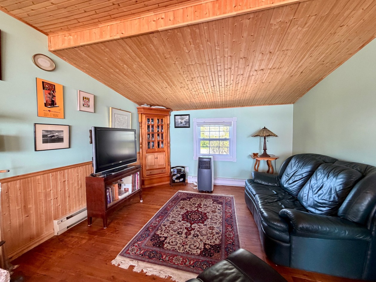 Salon — 81 Rue de la Plage, Gaspé