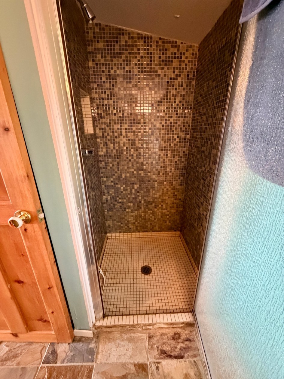 Salle de bains — 81 Rue de la Plage, Gaspé