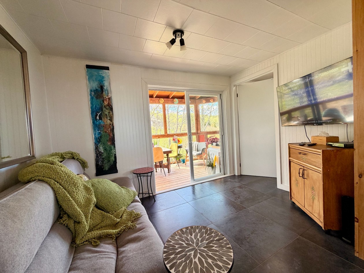 Salon — 466 Route 132, Cloridorme