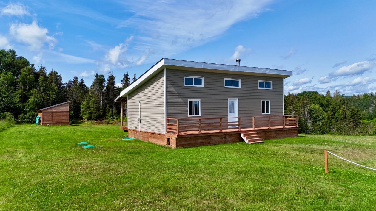 Façade — 1944 Route 132 E., Percé