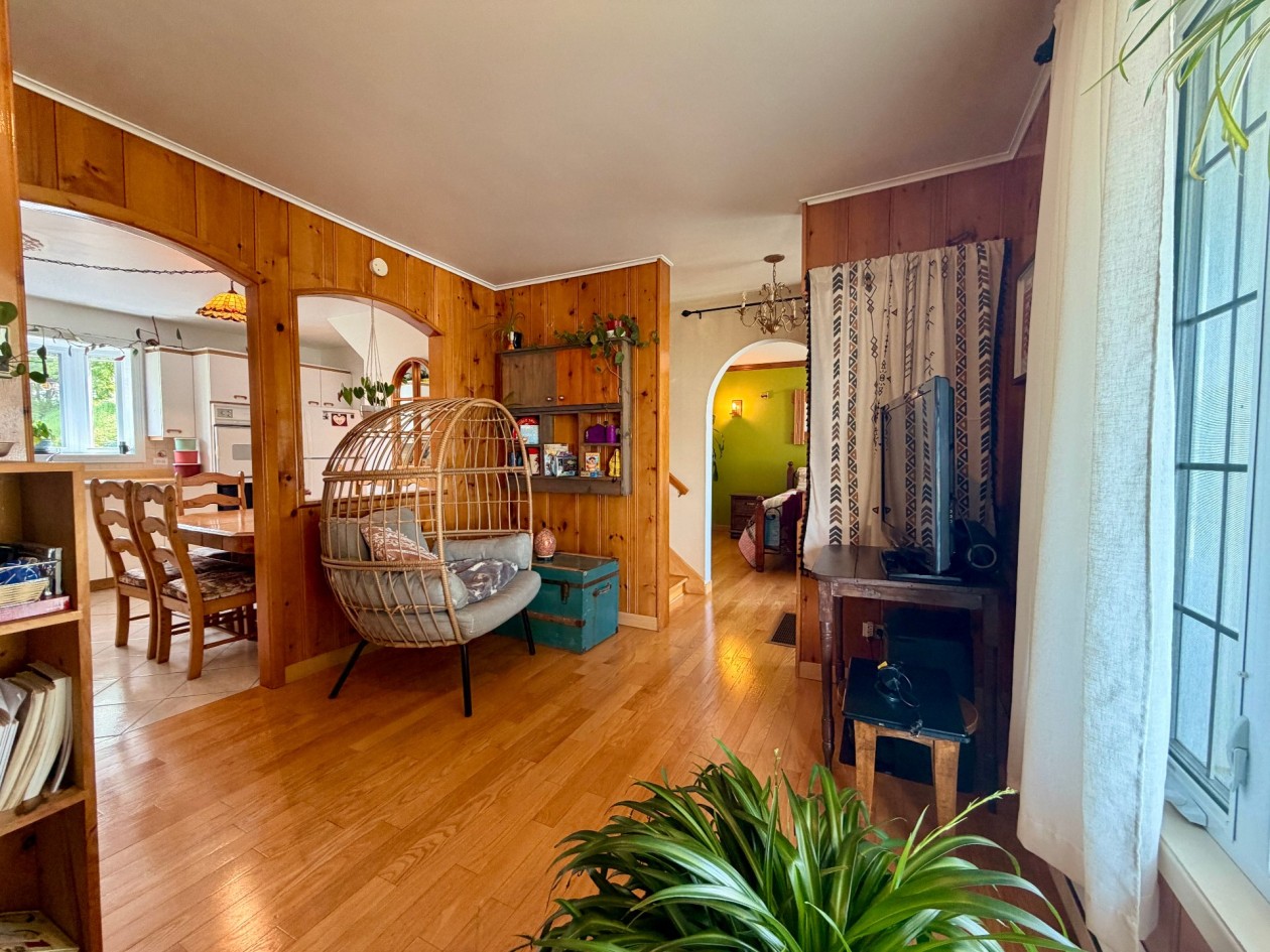 Salon — 7 Rue Dumaresq, Gaspé