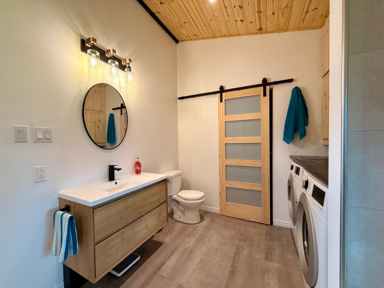 Salle de bains — 1944 Route 132 E., Percé