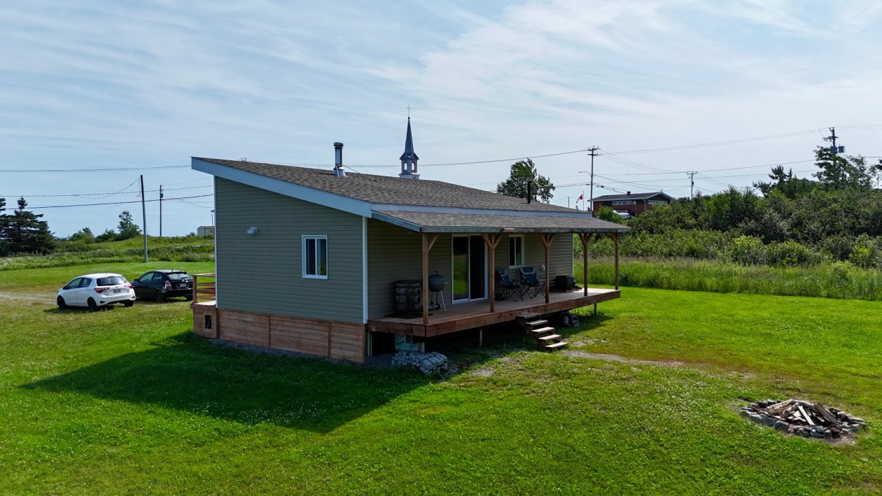 Face arrière — 1944 Route 132 E., Percé