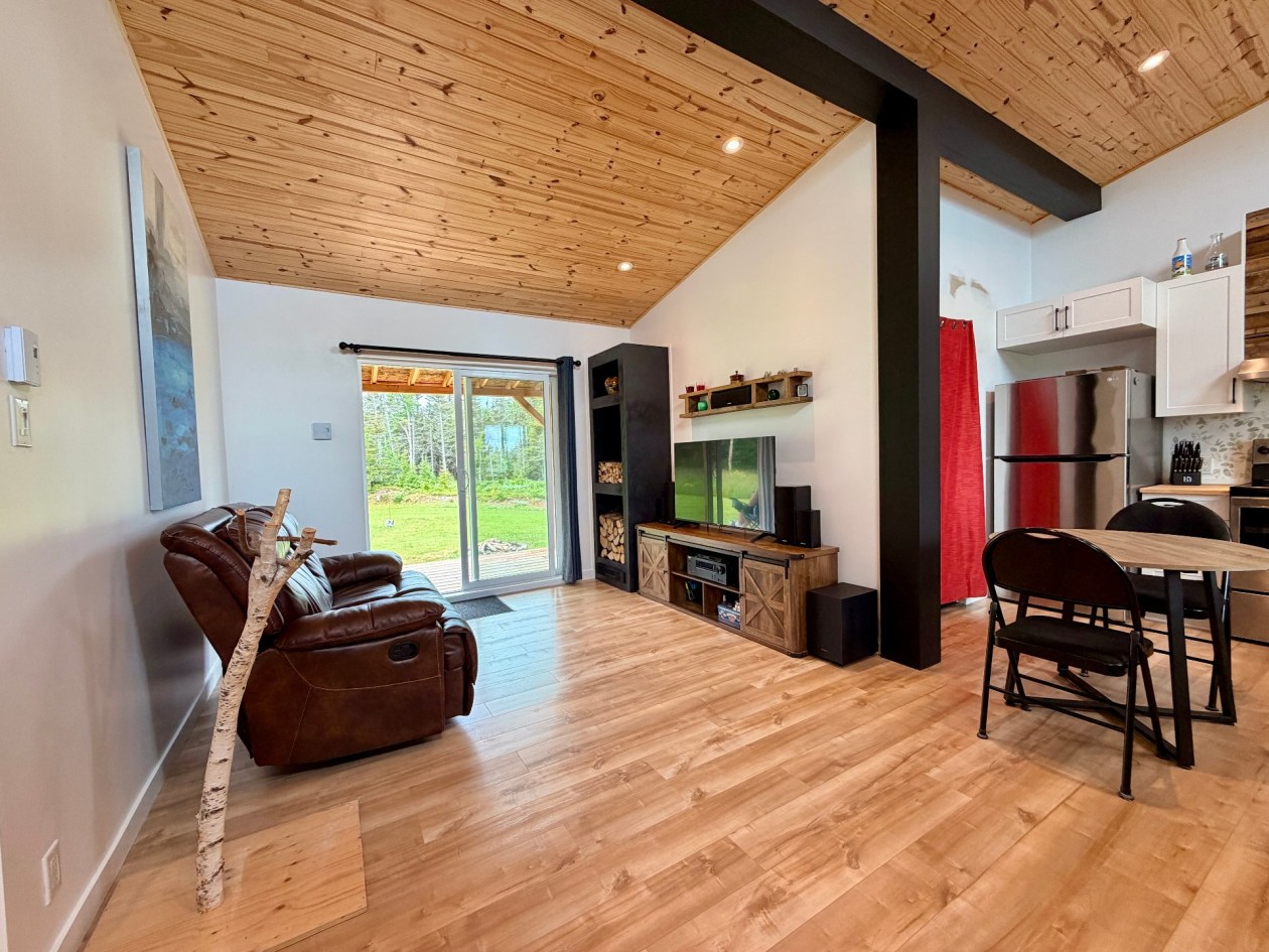 Salon — 1944 Route 132 E., Percé