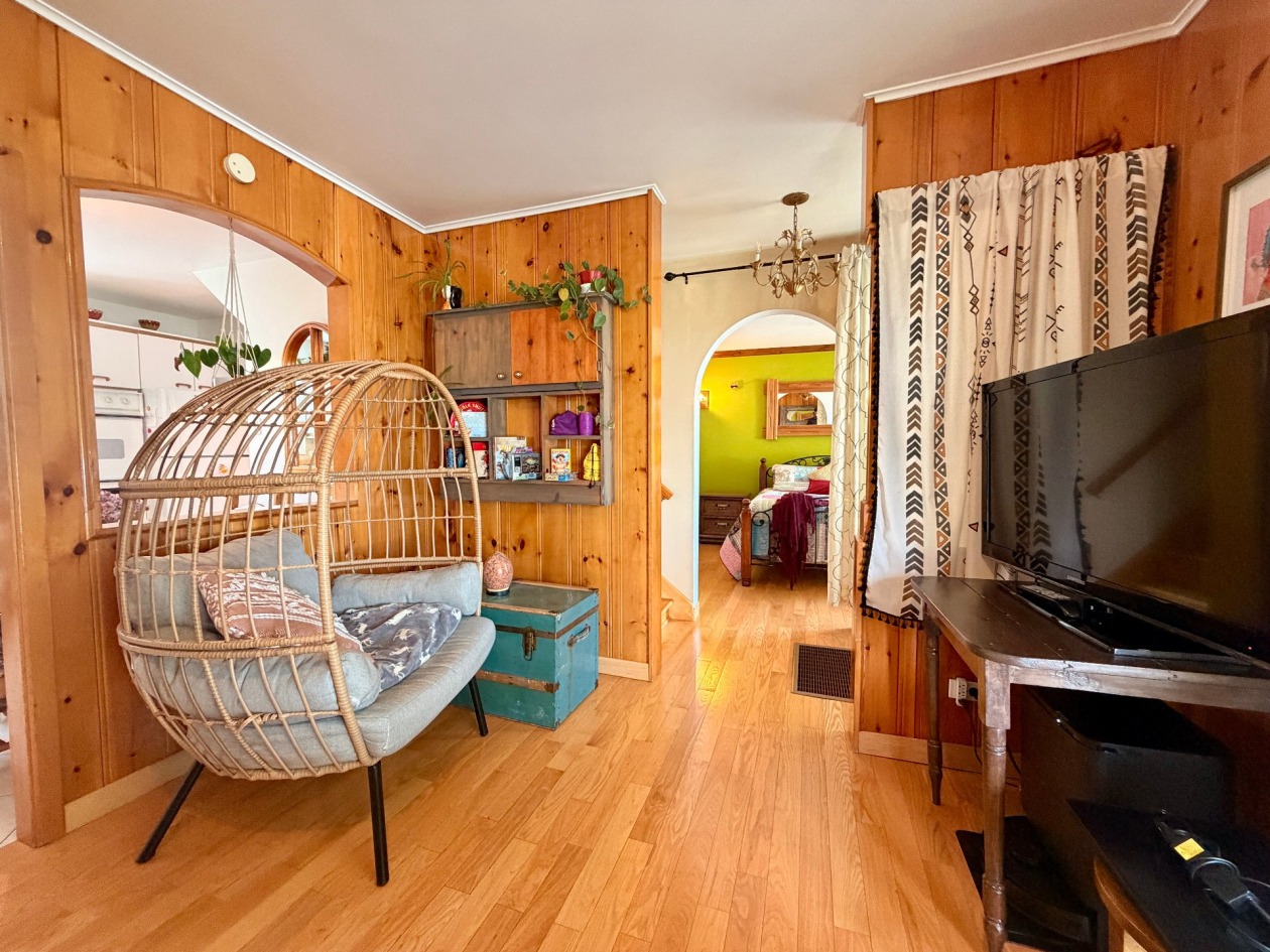 Salon — 7 Rue Dumaresq, Gaspé