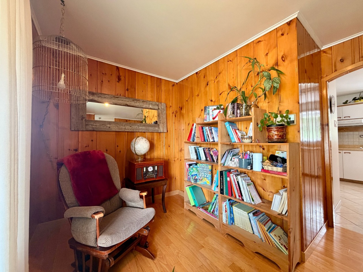 Salon — 7 Rue Dumaresq, Gaspé