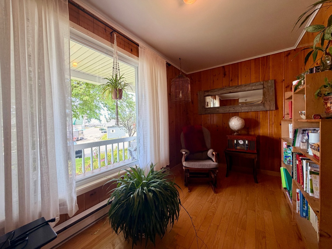 Salon — 7 Rue Dumaresq, Gaspé
