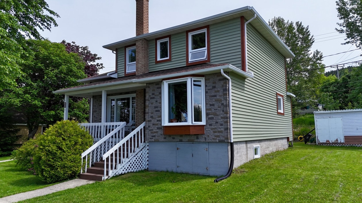Entrée extérieure — 7 Rue Dumaresq, Gaspé